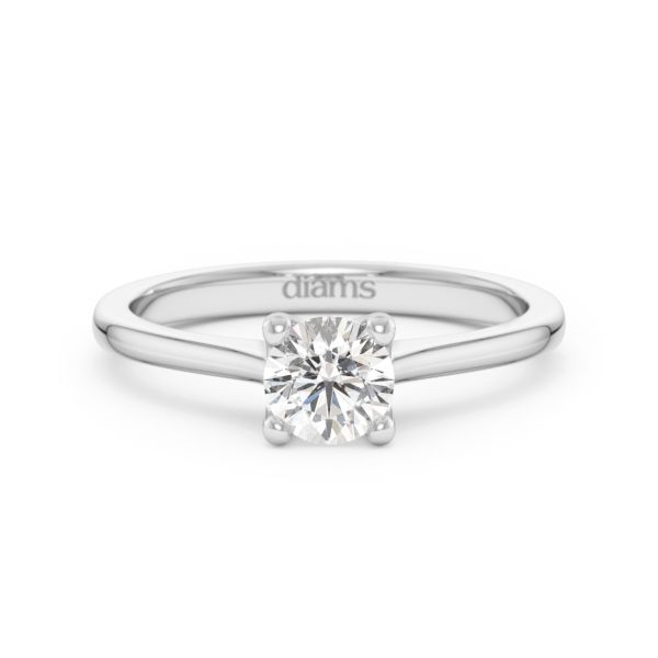 Une bague solitaire  4 griffes avec un diamant 0,50 carat en or blanc vue de face sur fond blanc
