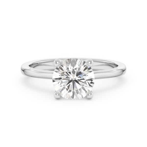 Une bague solitaire  4 griffes avec un diamant 1,50 carat en or blanc vue de face sur fond blanc 