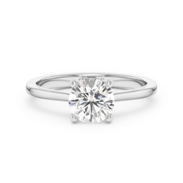 Une bague solitaire  4 griffes avec un diamant 1,00 carat en or blanc vue de face sur fond blanc 