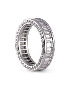 Wedding band ring with baguette cut diamonds