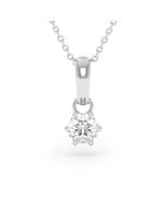     Ein Diamantanhänger aus Weißgold mit einem GIA-zertifizierten 0,50-Karat-Diamanten in Sechs-Krappen-Fassung und passender Kette, Vorderansicht, freigestellt auf weißem Hintergrund