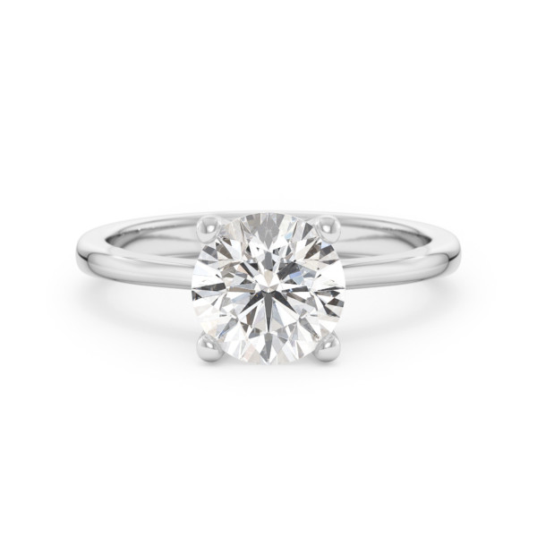     Ein Solitärring aus Weißgold mit einem 1,50-Karat-Diamanten in Vier-Krappen-Fassung, Vorderansicht, freigestellt auf weißem Hintergrund