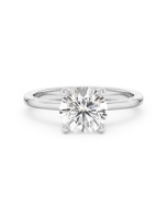 Une bague solitaire  4 griffes avec un diamant 1,50 carat en or blanc vue de face sur fond blanc