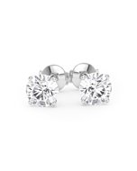 Une paire de boucles d’oreilles diamant 4 griffes avec deux diamants de 1,00 carat chacun, total 2,00 carat GIA, en or blanc, vue de face sur fond blanc 