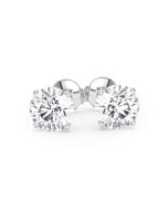 Une paire de boucles d’oreilles diamant 4 griffes avec deux diamants de 1,50 carat chacun, total 3,00 carat GIA, en or blanc, vue de face sur fond blanc 