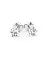Une paire de boucles d’oreilles diamant 6 griffes avec deux diamants de 0,50 carat chacun, total 1,00 carat GIA, en or blanc, vue de face sur fond blanc