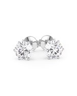 Une paire de boucles d’oreilles diamant 6 griffes avec deux diamants de 1,00 carat chacun, total 2,00 carat GIA, en or blanc, vue de face sur fond blanc