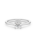 Une bague solitaire  4 griffes avec un diamant 0,50 carat en or blanc vue de face sur fond blanc