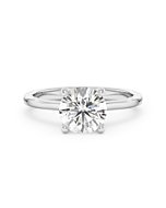 Une bague solitaire  4 griffes avec un diamant 1,50 carat en or blanc vue de face sur fond blanc