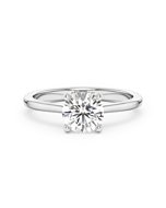 Une bague solitaire  4 griffes avec un diamant 1,00 carat en or blanc vue de face sur fond blanc 