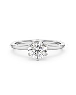 une bague solitaire  6 griffes avec un diamant 1,00 carat GIA en or blanc vue de face sur fond blanc