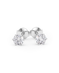 Une paire de boucles d’oreilles diamant 6 griffes avec deux diamants de 0,50 carat chacun, total 1,00 carat GIA, en or blanc, vue de face sur fond blanc